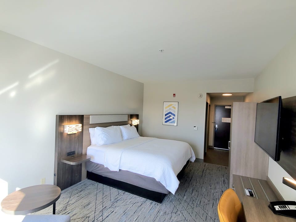 Standard Room, 1 King Bed | Desk, iron/ironing board, free cribs/infant beds, free WiFi