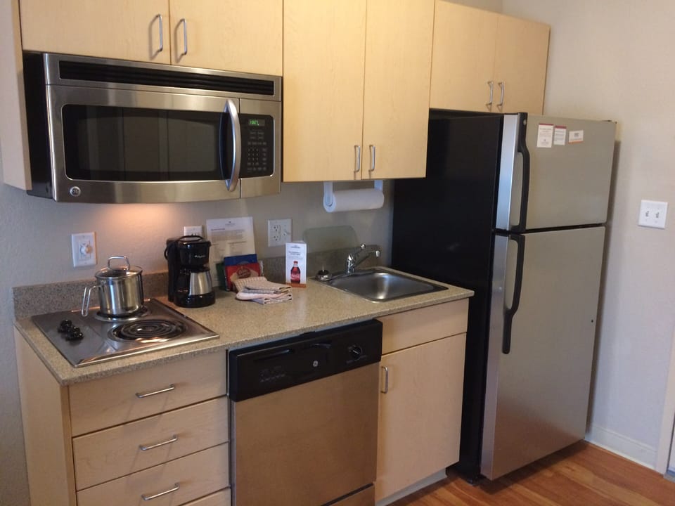 Fridge, microwave, stovetop, dishwasher