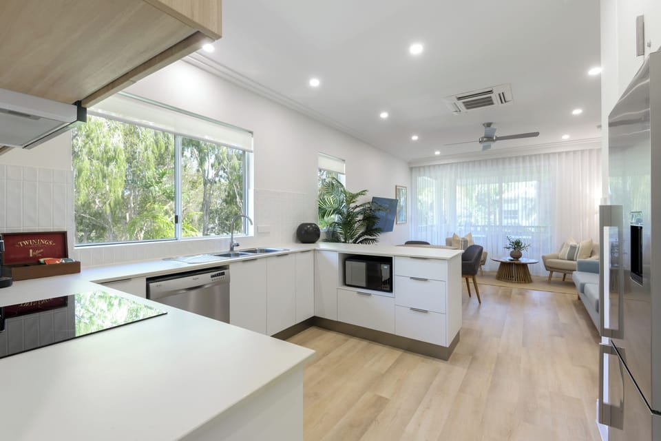Superior Apartment | Private kitchen | Full-size fridge, microwave, stovetop, dishwasher