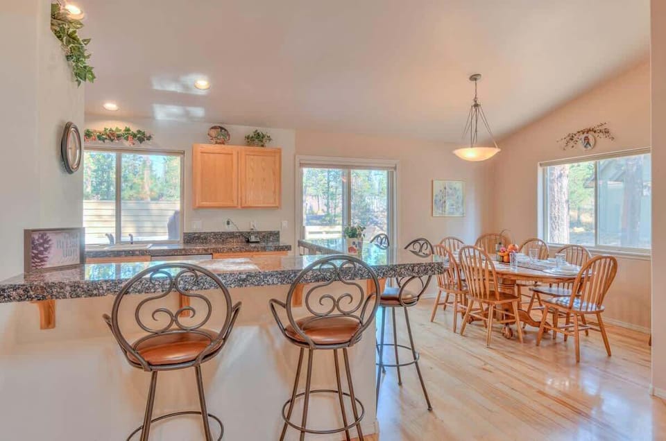 Peninsula Bar open to dining room