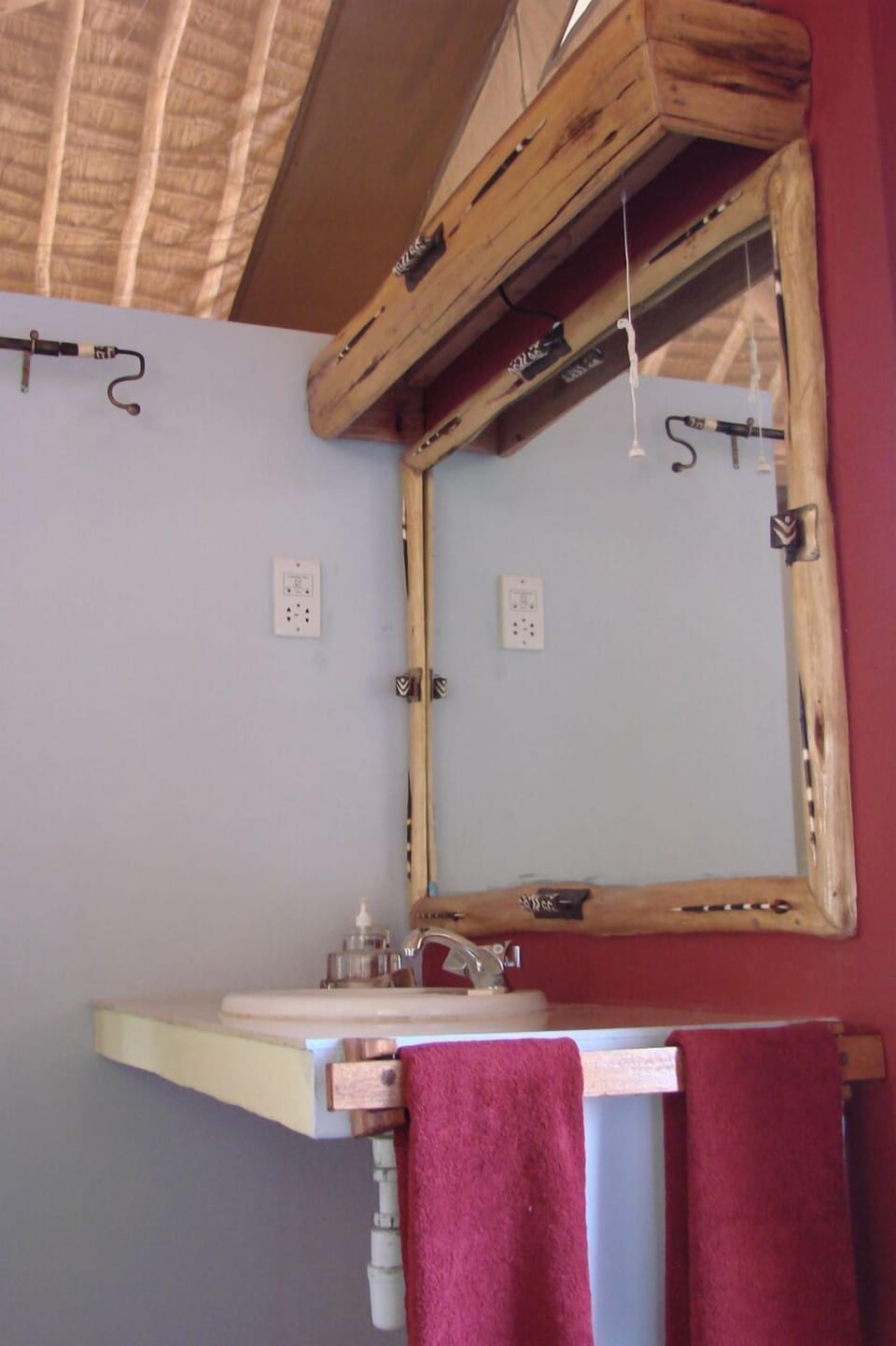 Shower, rainfall showerhead, free toiletries, towels