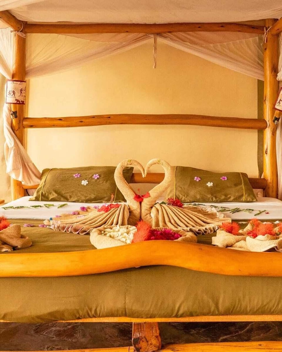 Luxury Tent | In-room safe, desk, free WiFi, bed sheets