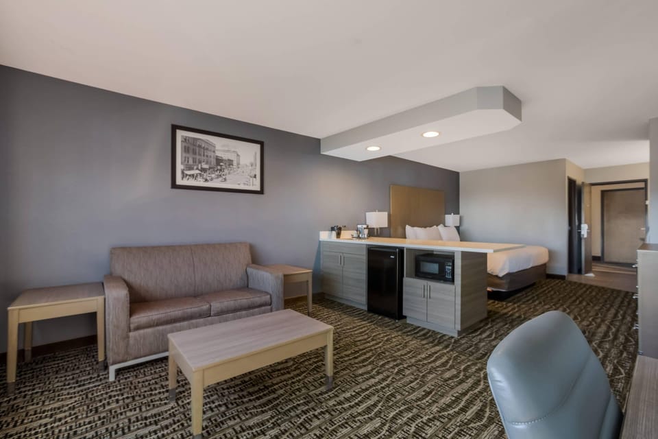 Suite, 1 King Bed with Sofa bed, Non Smoking | Laptop workspace, blackout drapes, iron/ironing board