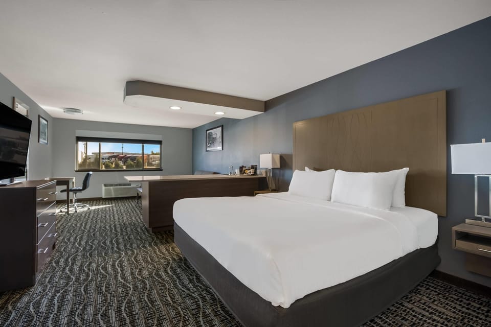 Suite, 1 King Bed with Sofa bed, Non Smoking | Laptop workspace, blackout drapes, iron/ironing board