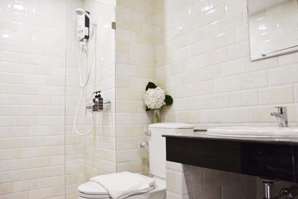 Superior Room, 1 Queen Bed | Bathroom | Shower, free toiletries, towels