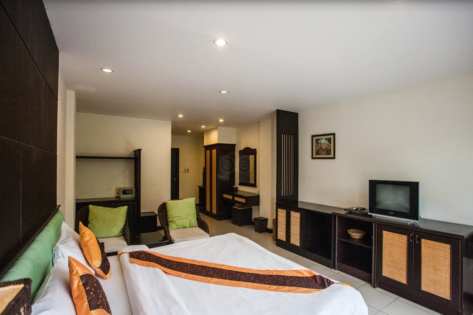 Superior Room | Minibar, in-room safe, desk, blackout drapes