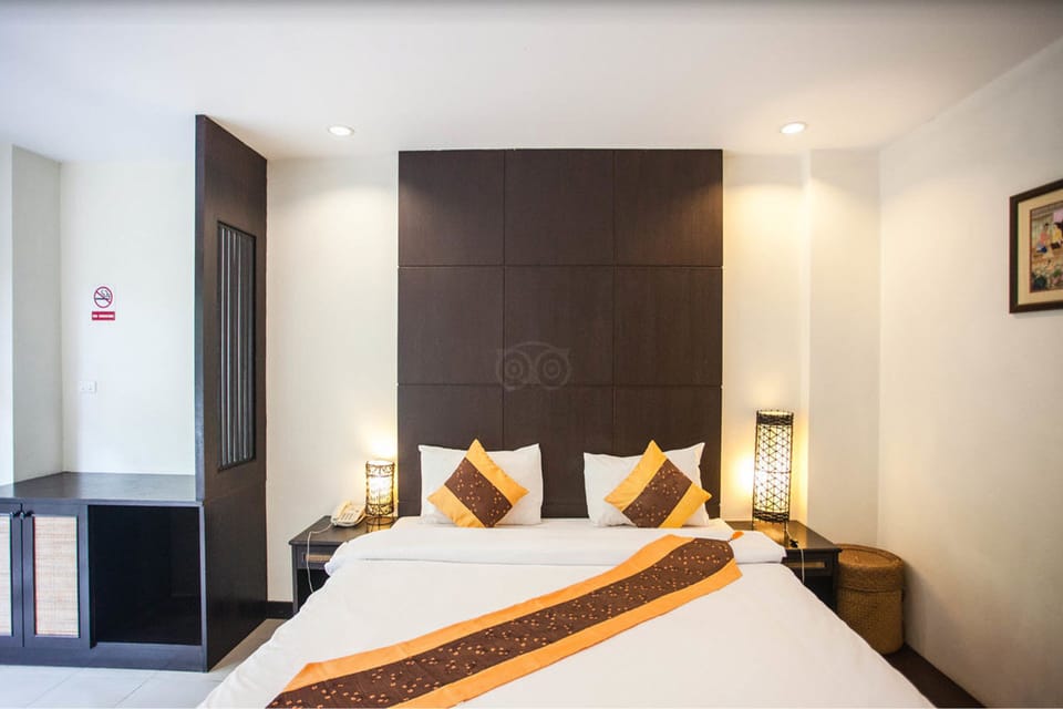 Standard Room | Minibar, in-room safe, desk, blackout drapes