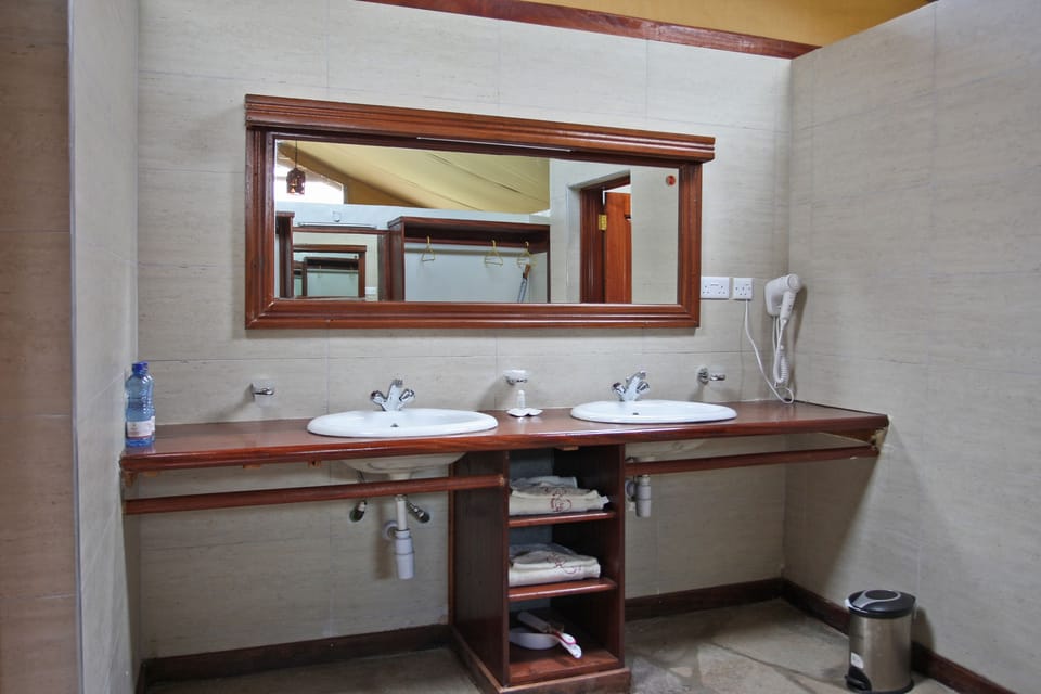 Shower, rainfall showerhead, free toiletries