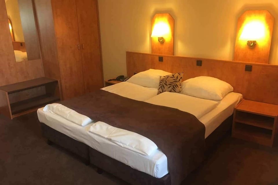 Desk, soundproofing, iron/ironing board, free WiFi