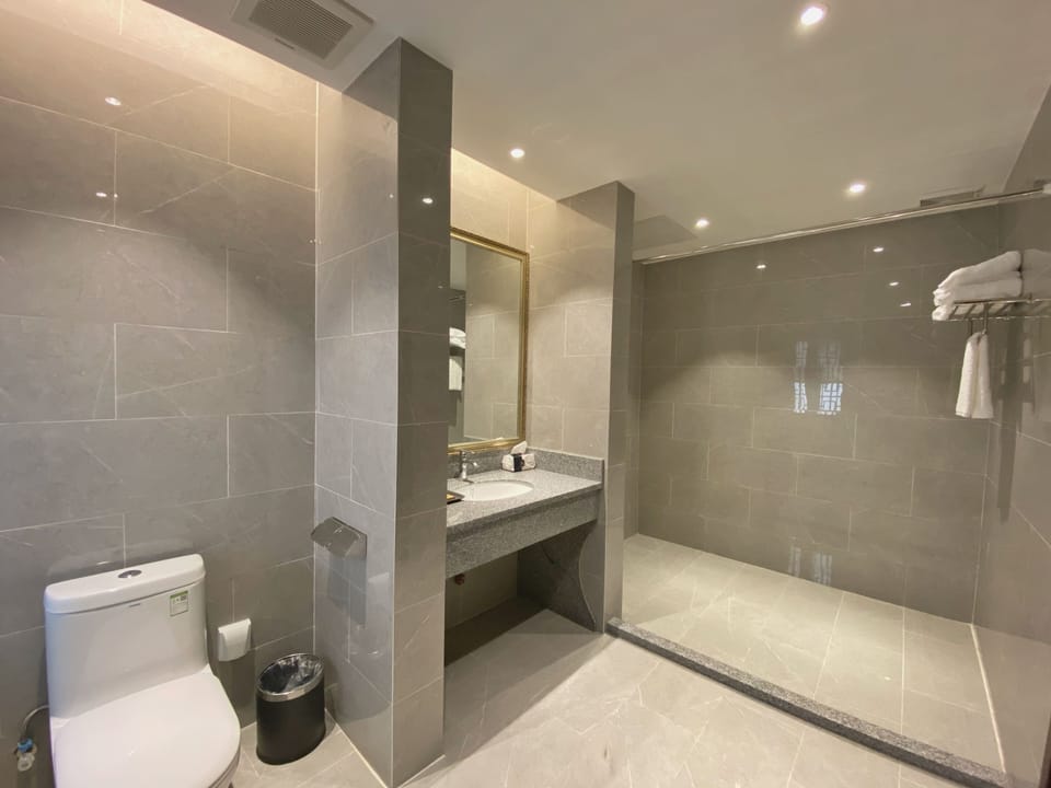 Design Double Room, 5 Bedrooms (Citizens or residents of China Only) | Bathroom | Shower, rainfall showerhead, free toiletries, hair dryer