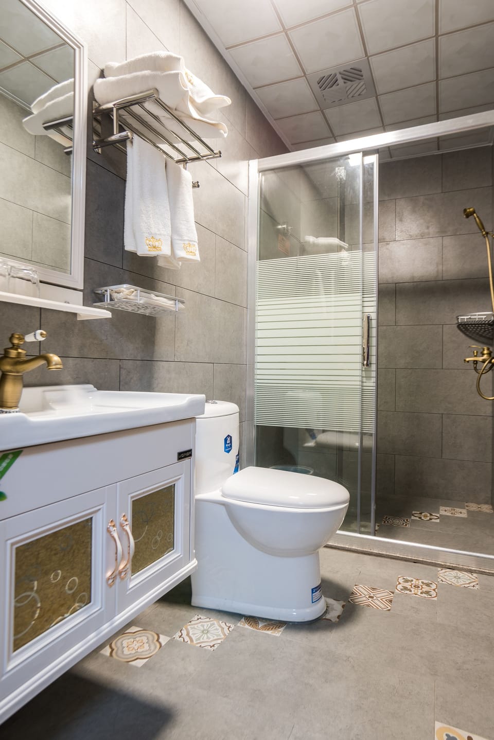 Comfort Twin Room (Citizens or residents of China Only) | Bathroom | Shower, rainfall showerhead, free toiletries, hair dryer
