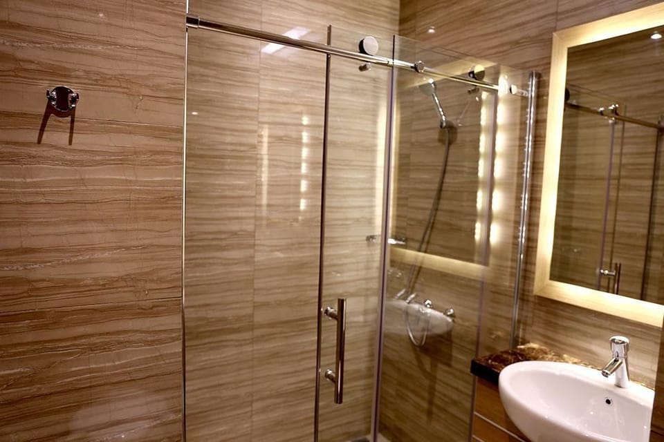 Superior Double Room | Bathroom | Shower, bidet, towels