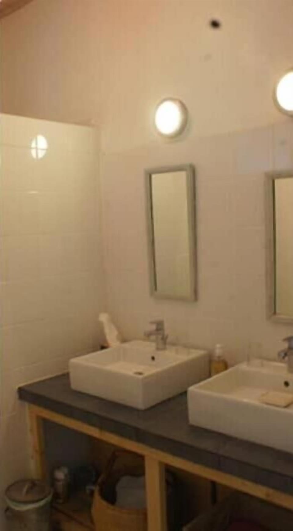 Shower, rainfall showerhead, free toiletries, hair dryer