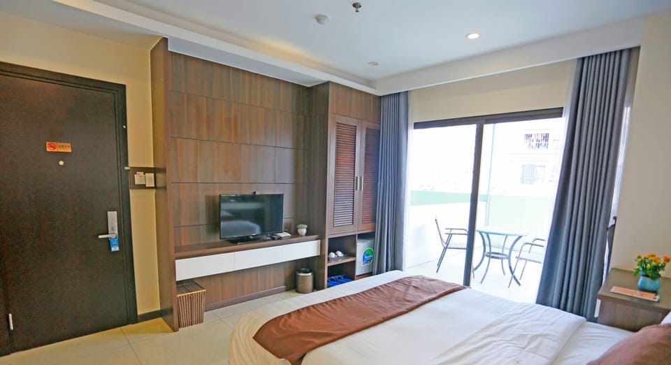 Presidential Studio | Minibar, in-room safe, desk, blackout drapes
