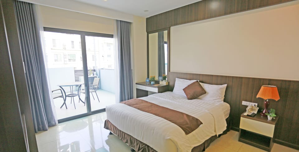 Presidential Studio | Minibar, in-room safe, desk, blackout drapes