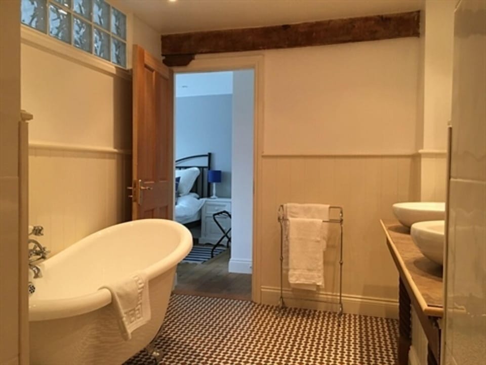 Deluxe Room, Ensuite | Bathroom | Shower, free toiletries, hair dryer, towels