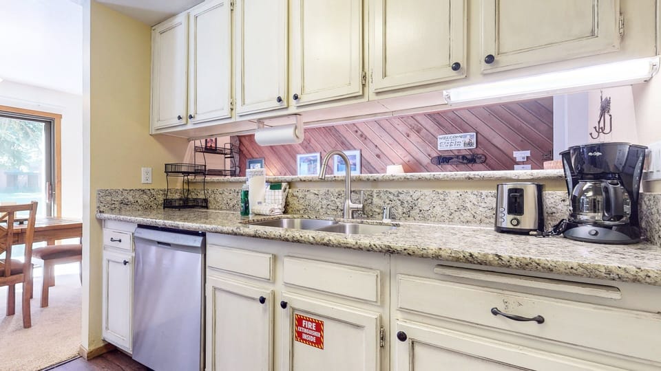 Townhome, 1 Bedroom | Private kitchen | Fridge, microwave, dishwasher, coffee/tea maker