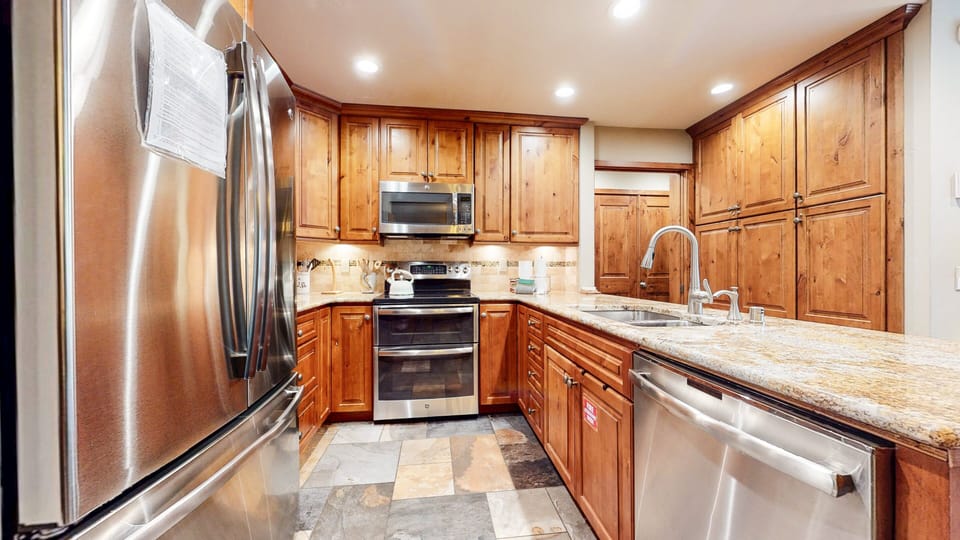 Condo, 1 Bedroom | Private kitchen | Fridge, microwave, dishwasher, coffee/tea maker