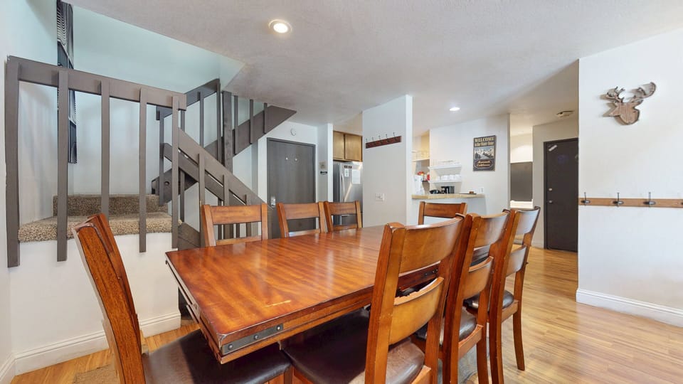 Condo, 2 Bedrooms | Dining