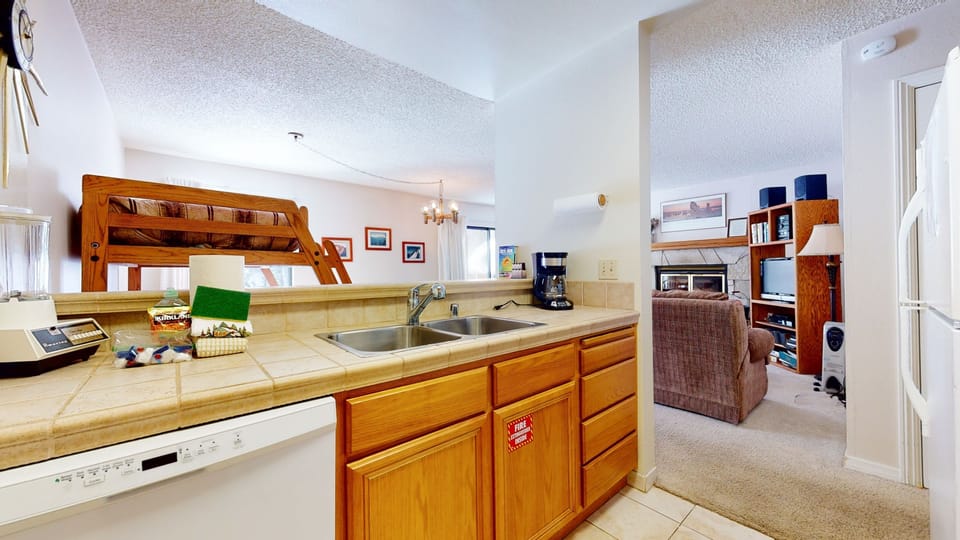 Condo, 1 Bedroom | Private kitchen | Coffee/tea maker, toaster