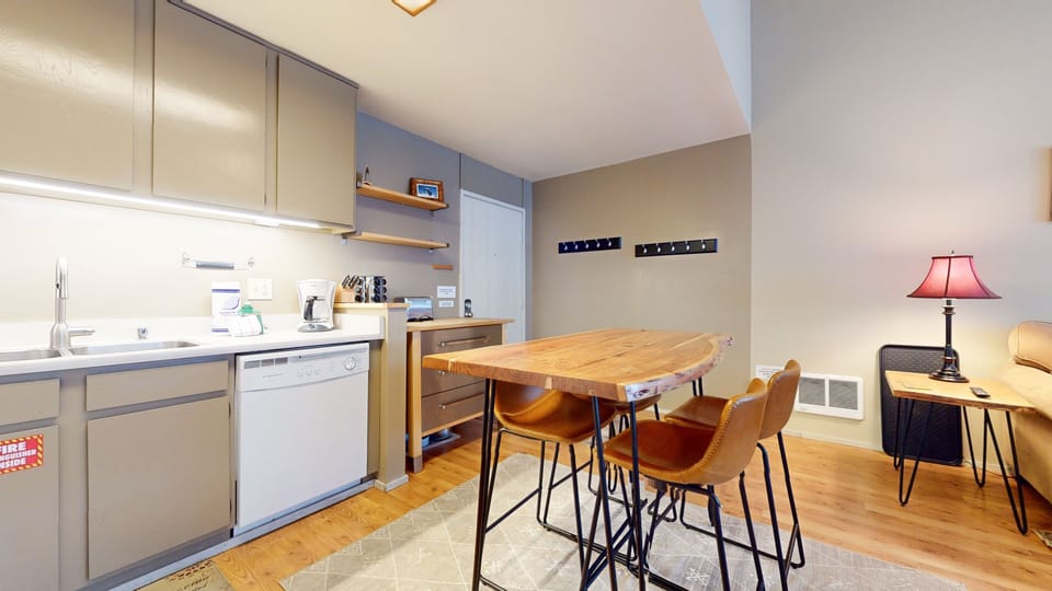 Condo, 1 Bedroom | Private kitchen | Fridge, oven, coffee/tea maker, toaster