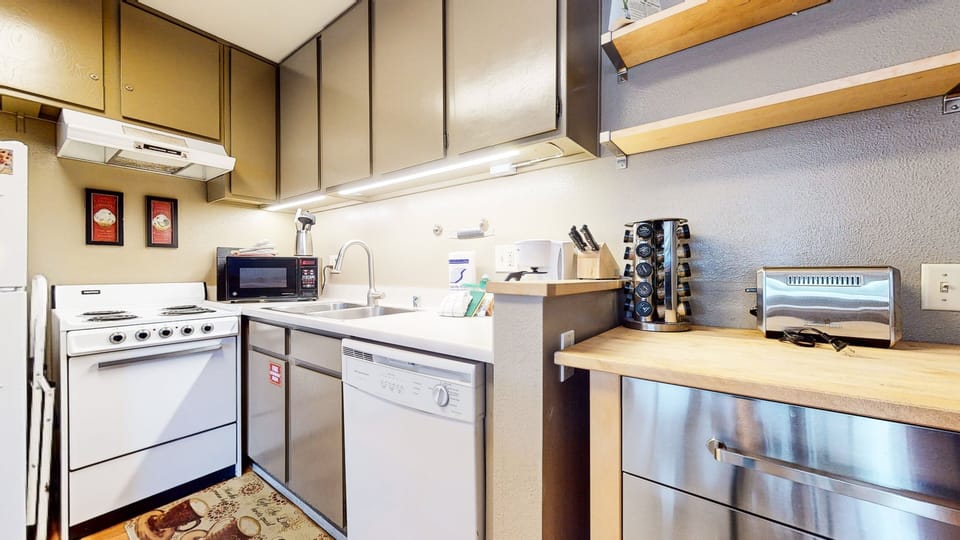 Condo, 1 Bedroom | Private kitchen | Fridge, oven, coffee/tea maker, toaster