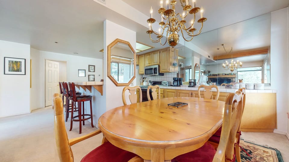 Condo, 2 Bedrooms | Dining