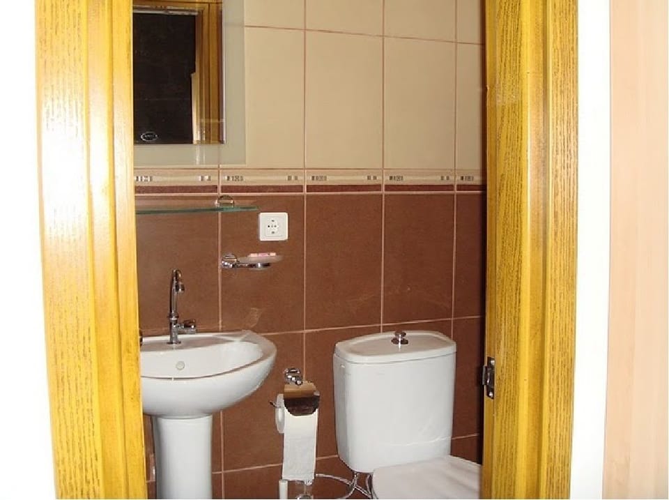 Shower, free toiletries, hair dryer