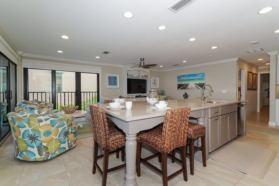 Condo, 2 Bedrooms | Dining