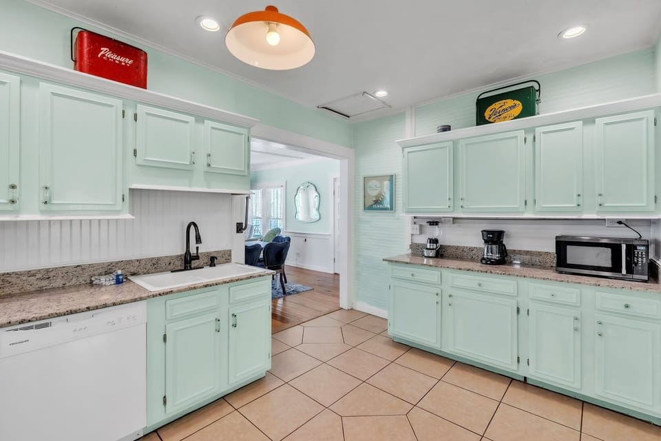 House, 3 Bedrooms | Private kitchen | Fridge, microwave, oven, coffee/tea maker