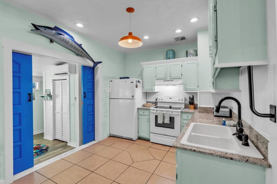 House, 3 Bedrooms | Private kitchen | Fridge, microwave, oven, coffee/tea maker