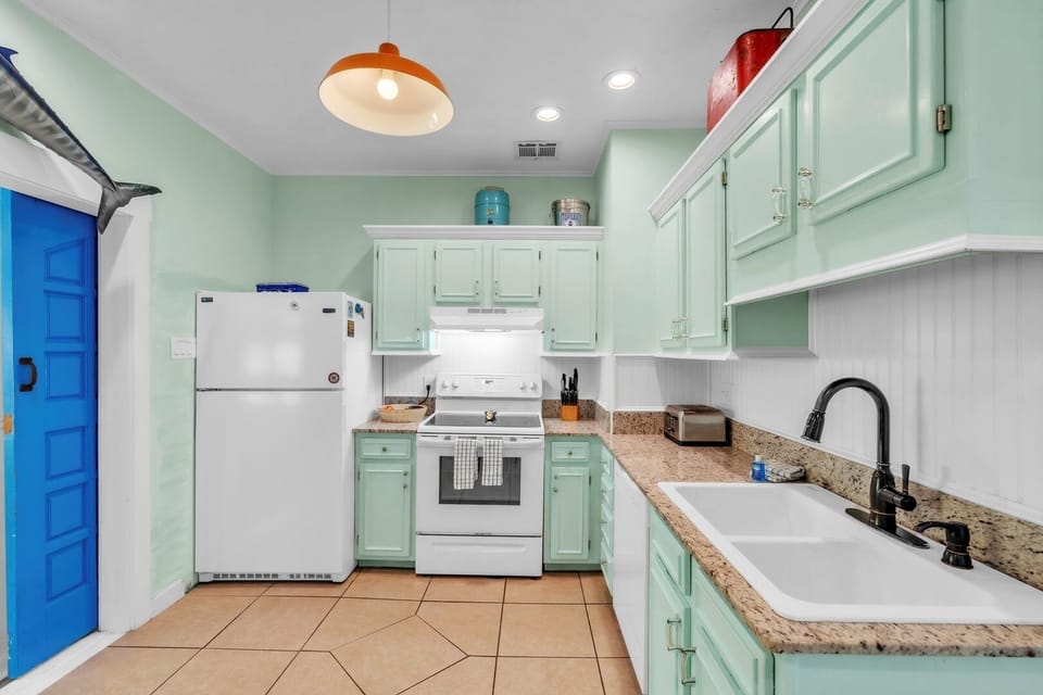 House, 3 Bedrooms | Private kitchen | Fridge, microwave, oven, coffee/tea maker