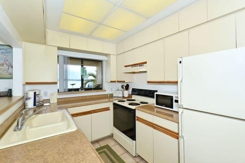 Condo, 3 Bedrooms | Private kitchen | Fridge, microwave
