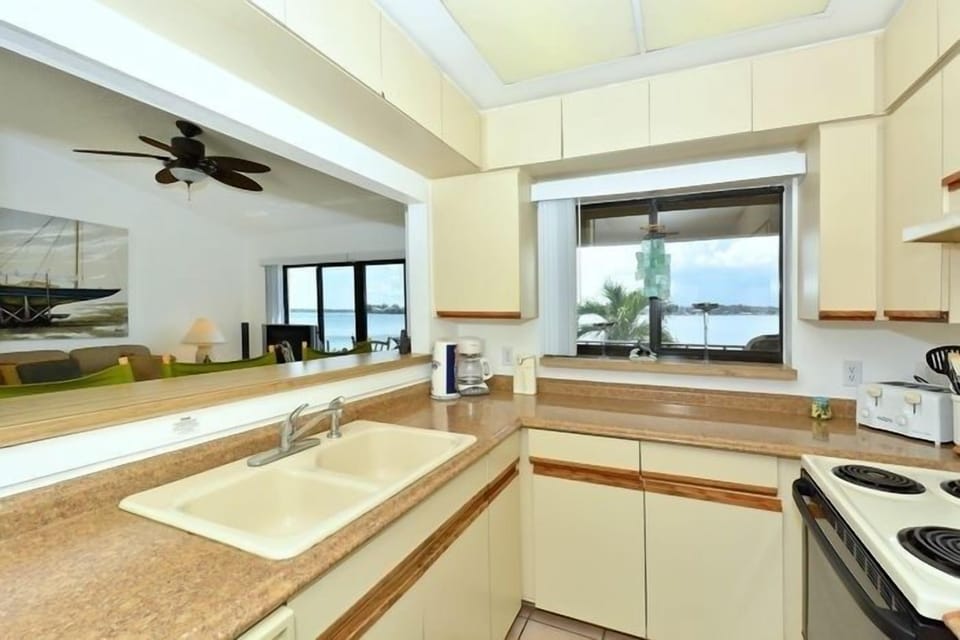 Condo, 3 Bedrooms | Private kitchen | Fridge, microwave