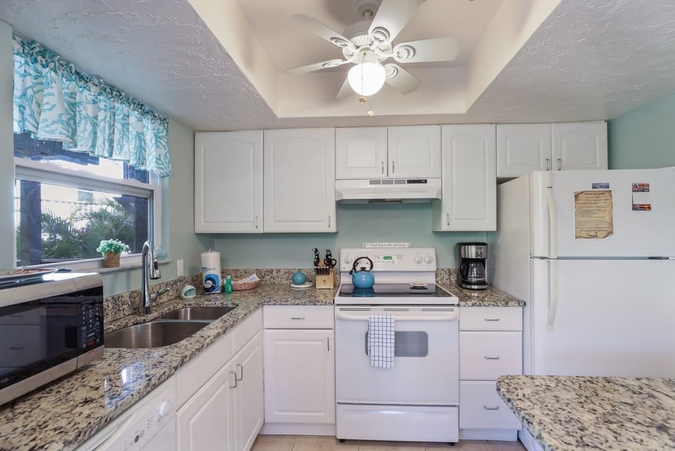 Villa, 2 Bedrooms | Private kitchen | Fridge, microwave, oven, coffee/tea maker