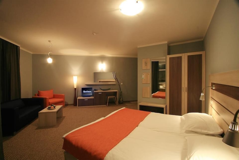 In-room safe, desk, free WiFi