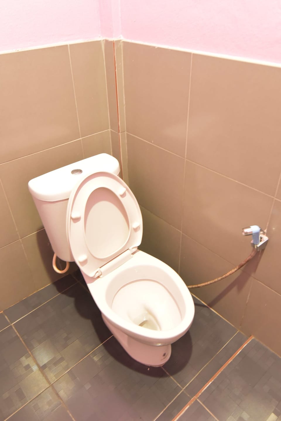 Standard Double Room | Bathroom | Shower, free toiletries, towels