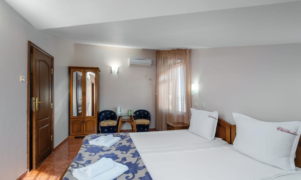 In-room safe, desk, free WiFi