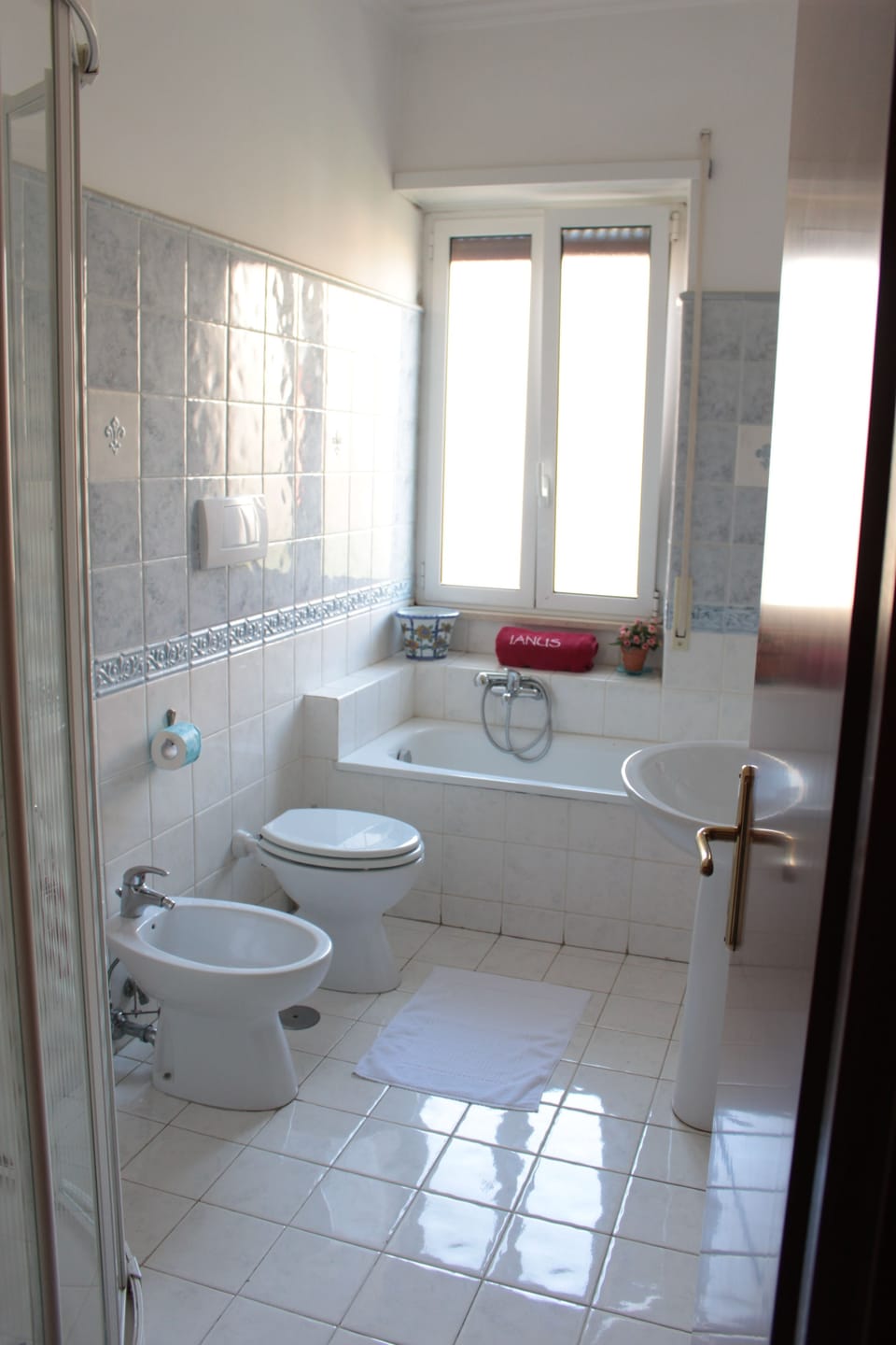 Quadruple Room | Bathroom | Free toiletries, hair dryer, bidet, towels