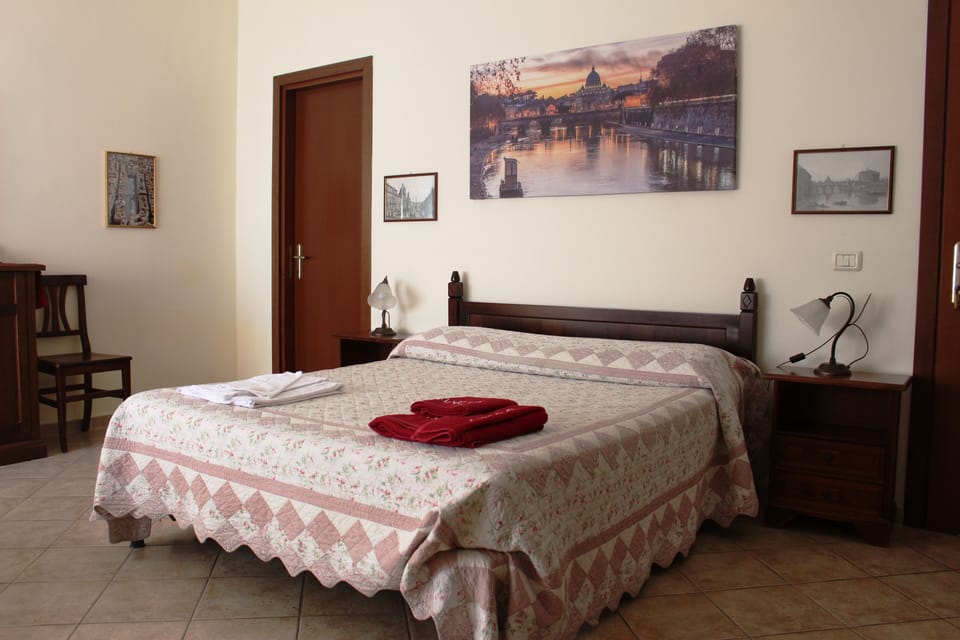 Triple Room | Soundproofing, iron/ironing board, free WiFi, bed sheets