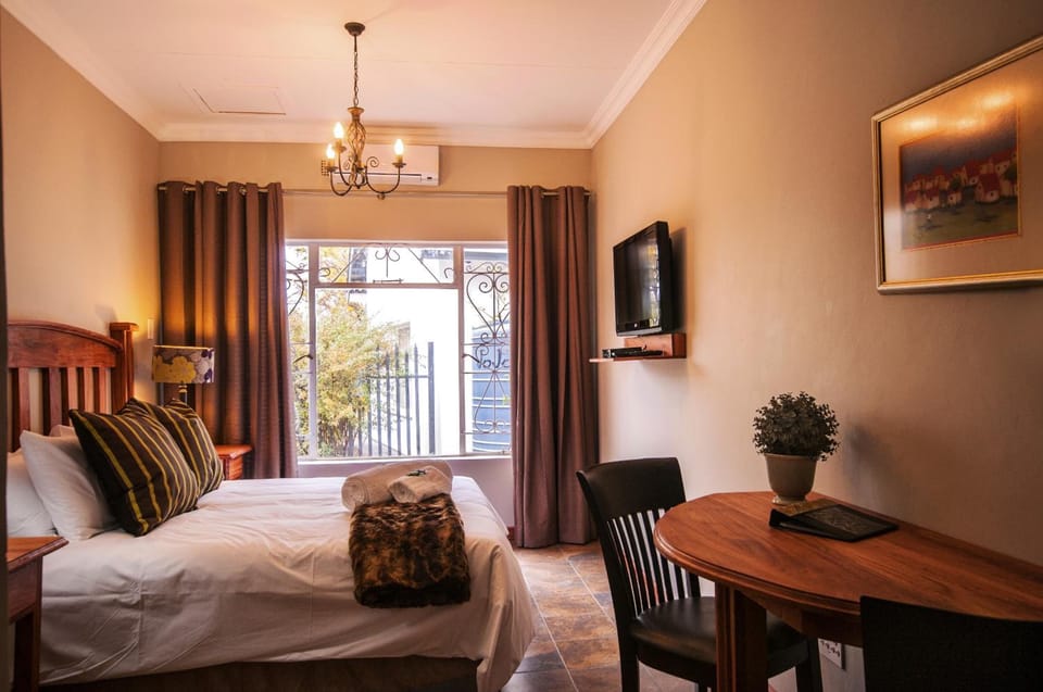 Premium bedding, in-room safe, desk, iron/ironing board