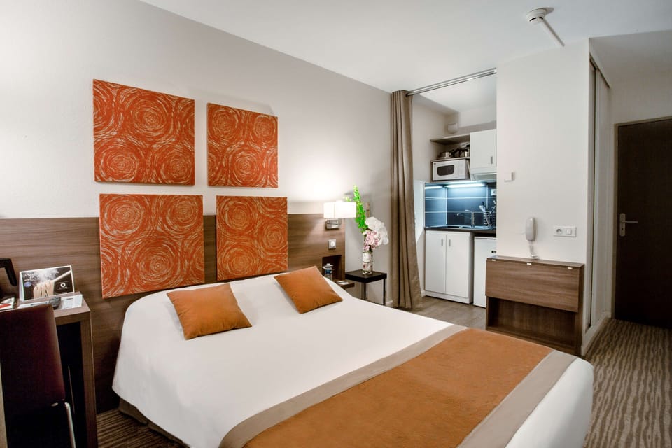 Standard Room, 1 Double Bed | Premium bedding, blackout drapes, free cribs/infant beds, free WiFi