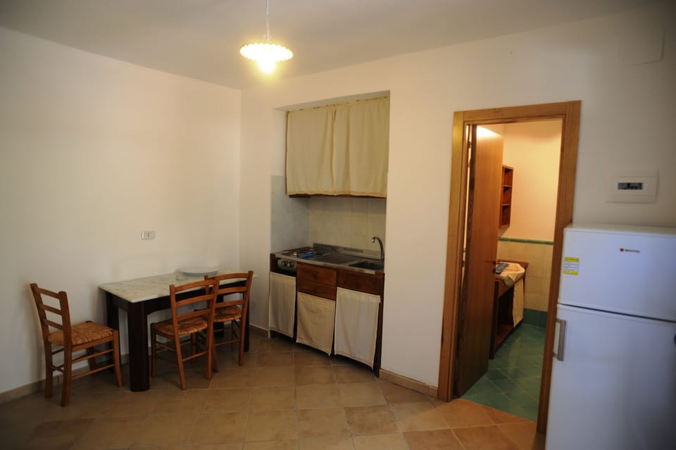 Comfort Apartment, 1 Bedroom (Magnolia) | Private kitchenette | Fridge, oven, stovetop, cookware/dishes/utensils