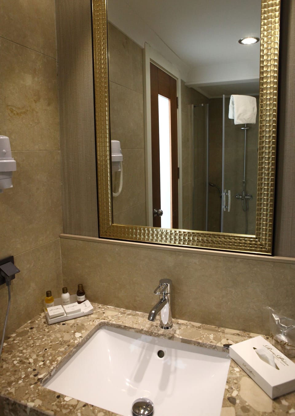 Standard Room | Bathroom | Shower, free toiletries, hair dryer, bathrobes