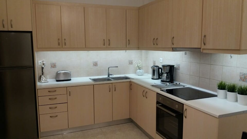 Apartment | Private kitchen | Full-size fridge, oven, stovetop, coffee/tea maker
