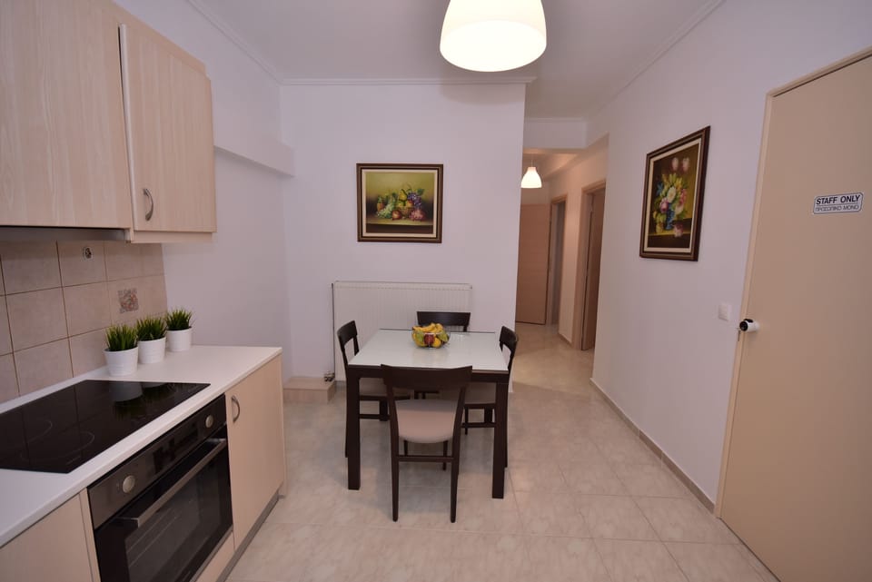 Apartment | Private kitchen | Full-size fridge, oven, stovetop, coffee/tea maker