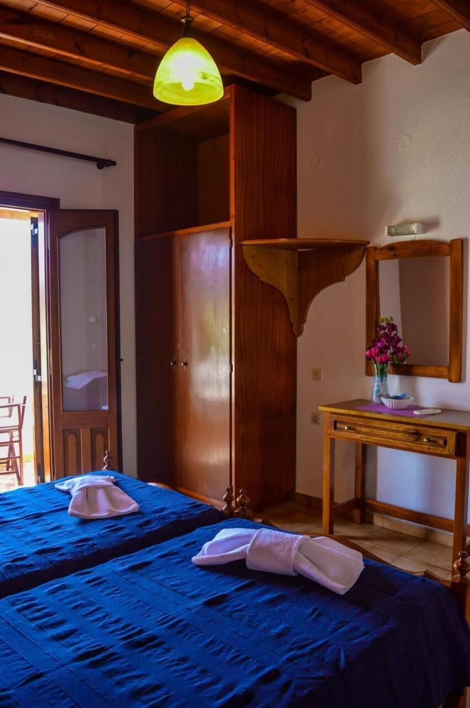 Desk, soundproofing, free WiFi, bed sheets
