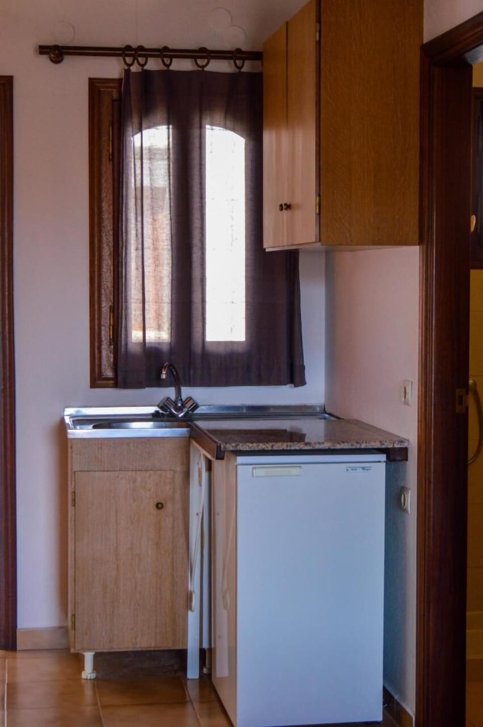 Fridge, stovetop, coffee/tea maker, electric kettle