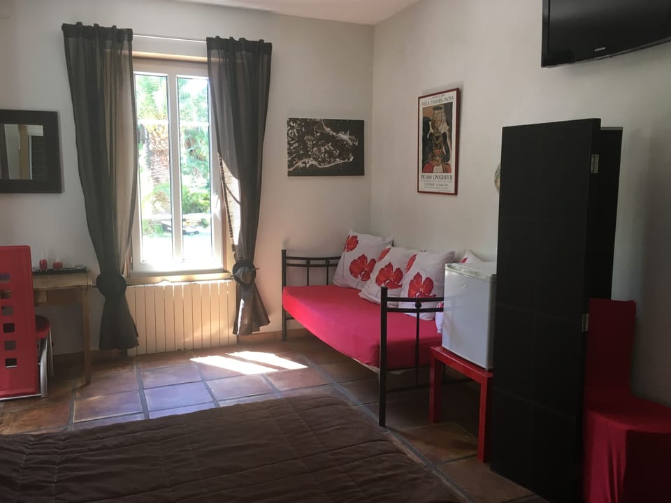 Double Room | In-room safe, individually decorated, individually furnished, desk