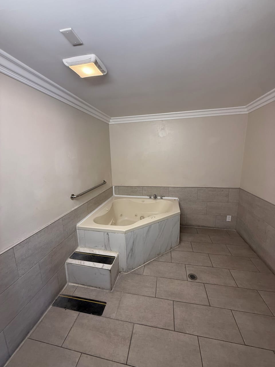 Honeymoon Room | Bathroom | Free toiletries, towels